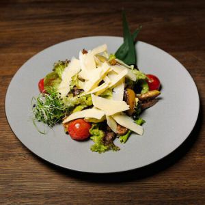 Теплый салат с телятиной