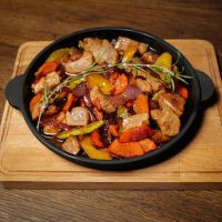 Доставка Горячая сковорода со свининой из Avenue 25 Горячая сковорода со свининой