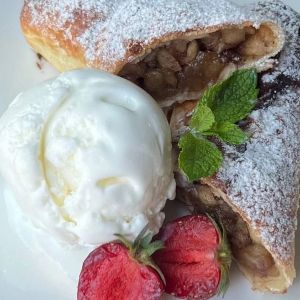 Штрудель з вишнею