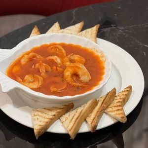 Королівська креветка у пікантному соусі