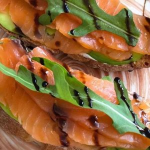 Брускета з лососем та авокадо