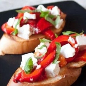 Брускета з запеченим перцем та сиром фета