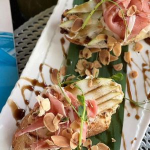 Брускета з прошутто та грушею