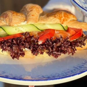 Круасан з лососем