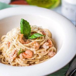 Спагетті з креветкою та лососем