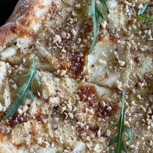 Піца з грушею та сиром брі