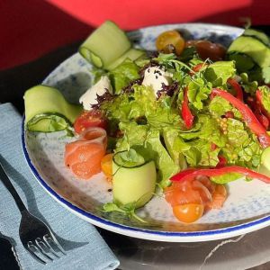 Салат з лососем та міксом овочей