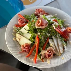 Салат з прошутто та грушею