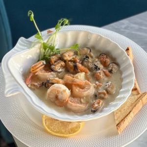 Соте з мідій та креветки у вершковому соусі