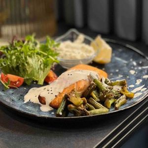 Стейк з лосося під вершковим соусом