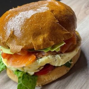 Булочка бріош з омлетом и лососем