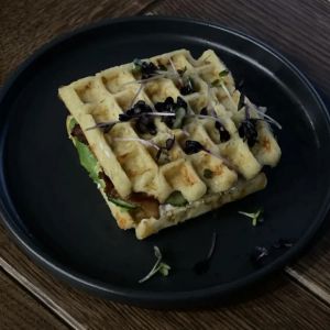 Доставка Вафл-сендвіч з креветкою из CheBurek Вафл-сендвіч з креветкою