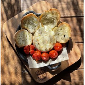 Доставка Запечений камамбер з брускетою та чері из CheBurek Запечений камамбер з брускетою та чері