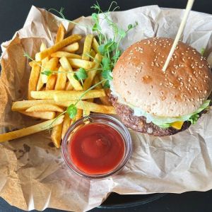 Доставка Бургер з яловичиною та картопля фрі из Дитяче Королівство Бургер з яловичиною та картопля фрі