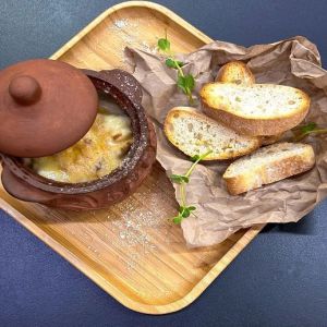 Доставка Жульєн з печерицями та куркою в вершковому соусі під сиром из Дитяче Королівство Жульєн з печерицями та куркою в вершковому соусі під сиром