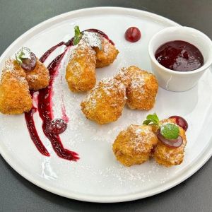 Доставка Сир камамбер з ягідним соусом из Дитяче Королівство Сир камамбер з ягідним соусом