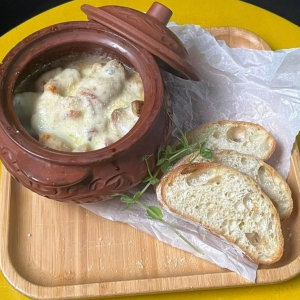 Жульєн з печерицями та куркою в вершковому соусі під сиром