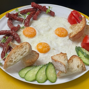 Яєчня з ковбасою