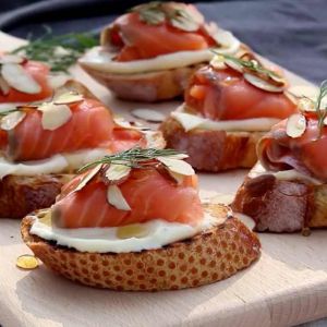 Брускета із вершковим сиром і лососем