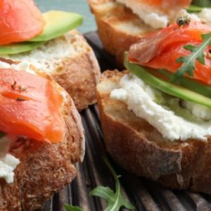 Кето брускета з лососем