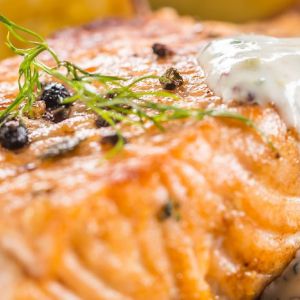 Кето стейк із лосося з вершковим соусом