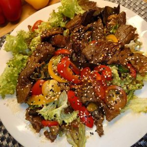 Теплий салат із телятиною