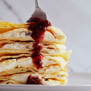 Склад:<br>млинці<br>сметана<br>ягідний соус<br><br><br> Млинці з солодким сиром