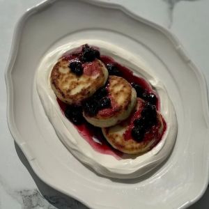 Доставка Сирники зі смородиною і сметаною из Гурман Сирники зі смородиною і сметаною