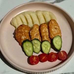 Доставка Ніжні курячі котлетки з картопляним пюре из Гурман Ніжні курячі котлетки з картопляним пюре