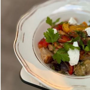 Доставка Салат із печених овочів із сиром фета из Гурман Салат із печених овочів із сиром фета