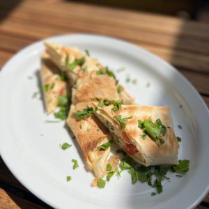 Лаваш з сулугуні та томатом