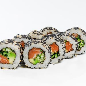 Каліфорнія з лососем в кунжуті