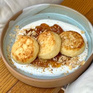 СИРНИКИ З АБРИКОСОВИМ ДЖЕМОМ