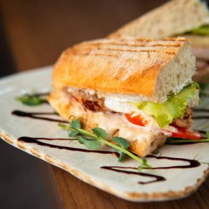 Доставка Сендвіч з куркою та сиром камамбер из Pausa Сендвіч з куркою та сиром камамбер