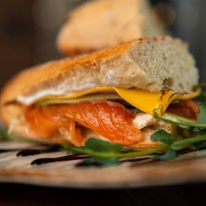 Доставка Сендвіч з лососем та авокадо из Pausa Сендвіч з лососем та авокадо