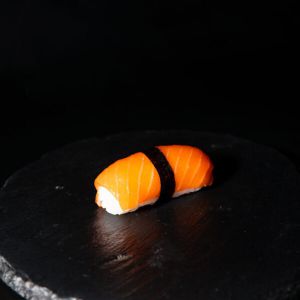 Суші з лососем