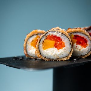 Гарячий лосось-манго