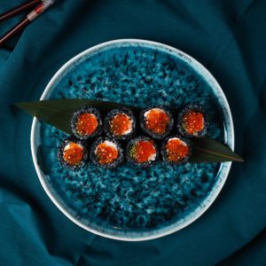 <br> 250g (8шт.)<br><br>Рис чорний, сир Філадельфія, вугор, огірок, ікра Масаго, ікра лососева Mini red & black