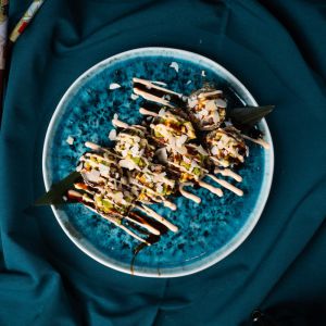 <br>300g (8шт.)<br><br>Рис, сир Філадельфія, креветка, ікра Масаго, авокадо, соус Унагі, соус Спайс Mini tempura 1