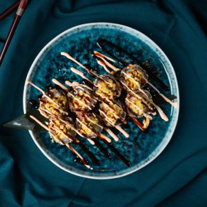 <br>300g (8шт.)<br><br>Рис, сир Філадельфія, лосось, ікра Масаго, авокадо, соус Унагі, соус Спайс Mini tempura 2