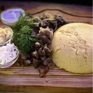 Доставка Мамалига зі сметаною, бринзою, шкварками из Хуторок Мамалига зі сметаною, бринзою, шкварками